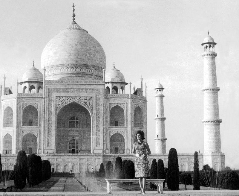 Jackie Kennedy in front of the Taj Mahal, India à 