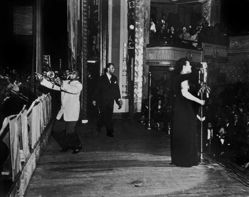 jazz and blues Singer Billie Holiday with bluesmen Hot Lips Page and Jimmie Evans at Apollo Theatre  à 