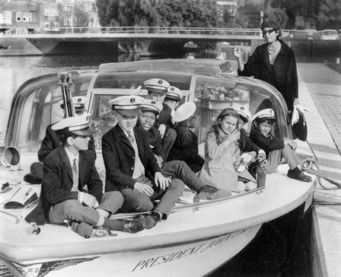 Josephine Baker and her children on a boat in Amsterdam à 