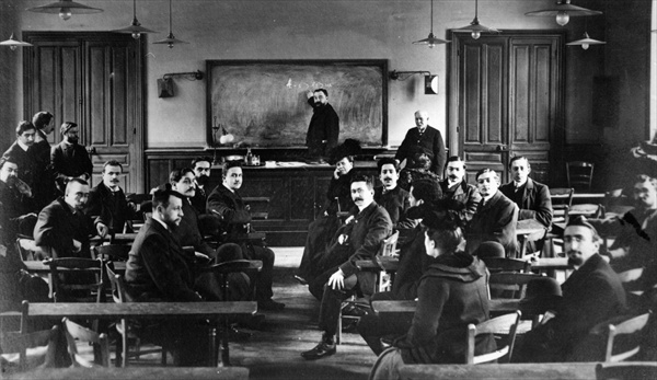 Lecture by Ferdinand Brunot at the Sorbonne, late 19th century (b/w photo)  à 