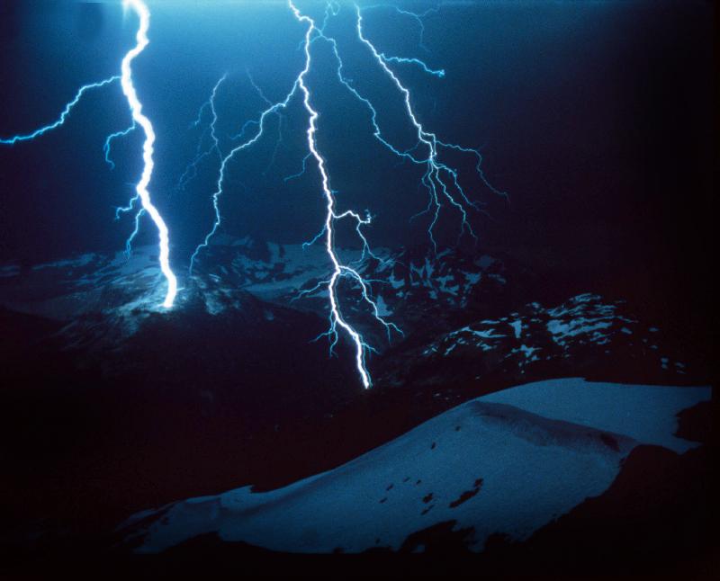 Lightning during a storm over snowy mountains à 