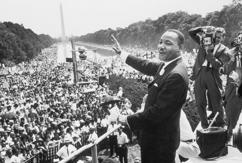 Martin Luther King American priest activist for Civil Right Movement of black Americans saluting the à 