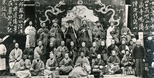 Meeting of Buddhist Monastery Superiors in China, late nineteenth century (b/w photo)  à 