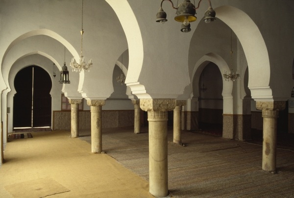 Mosque Sidi Halaoui, view of the prayer hall (photo)  à 