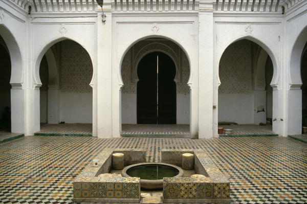 Mosque Sidi Halaoui, view of the courtyard (photo)  à 