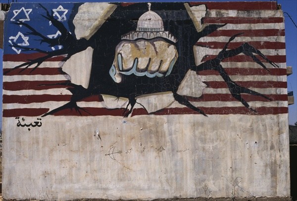 Mural depicting the Hezbollah punching the American flag (colour photo)  à 