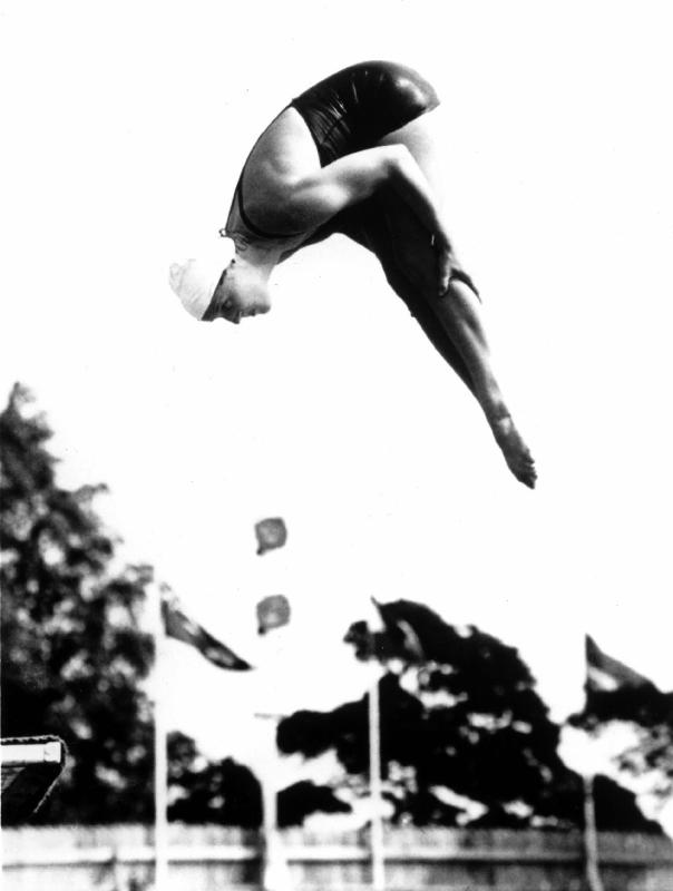 Pat Mc Cormick the first diver to win back-to-back Olympic gold medals in platform and springboard d à 