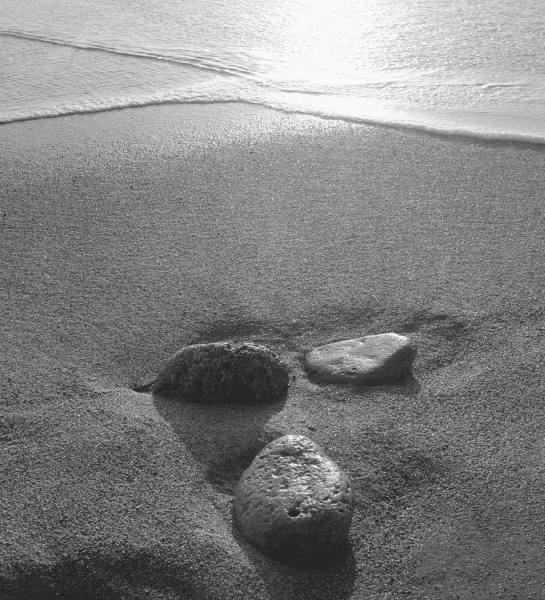 Pebbles on sand, Porbandar (b/w photo)  à 