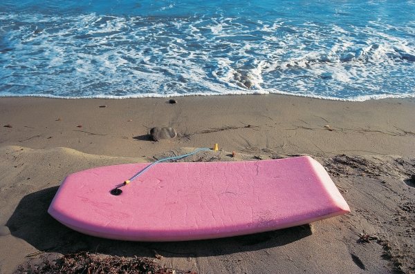 Pink surf-board at sea (photo)  à 