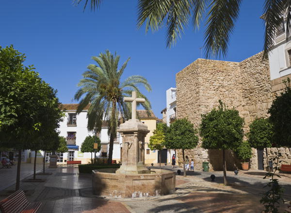 Plaza de Santa Maria de la Encarnacion and section of old city walls, Marbella, Malaga, Costa del So à 