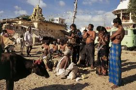 Performing shradha memorial ceremony for dead relatives at Rameshwaram (photo) 