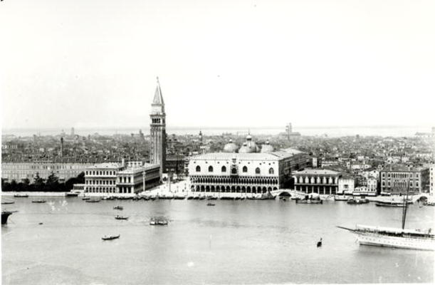 Panoramic view of the pier from the tower of San Giorgio Maggiore (b/w photo) à 