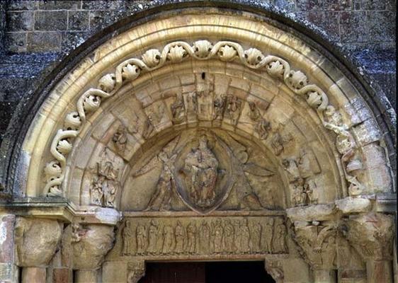 Portal tympanum depicting the Madonna and Child (photo) à 