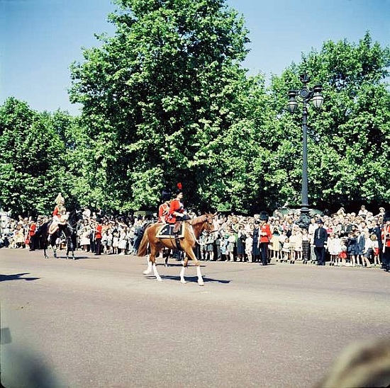 Queen Elizabeth II on horseback à 