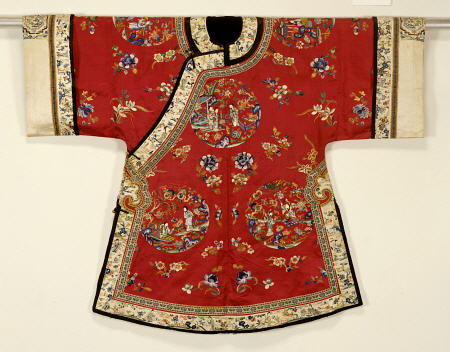 Raspberry-Ground Embroidered Silk Jacket, Late 19th Century à 