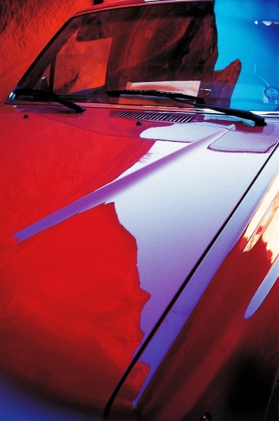 Reflection of canyon wall and sky on car bonnet deceptively beautiful (photo)  à 