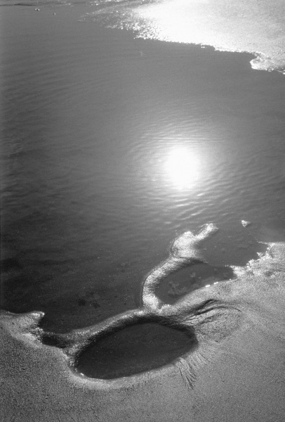 Reflection of sun in sea water, Porbandar (b/w photo)  à 