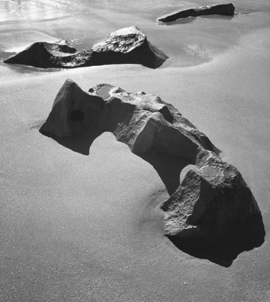 Rock on sand (b/w photo)  à 