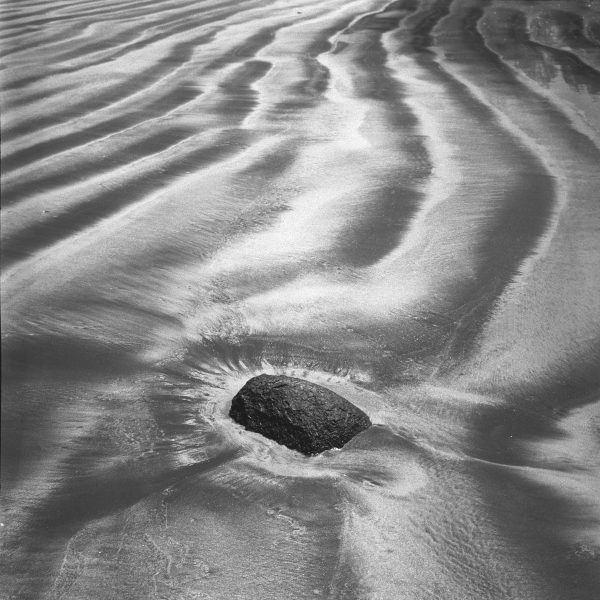 Rock on sand, Porbandar (b/w photo)  à 