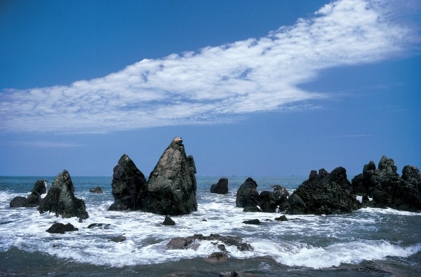 Rocks in sea near Bhaga, Goa (photo)  à 