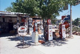 Route 66 which cross United States from Los Angeles to Chicago : here a gas station