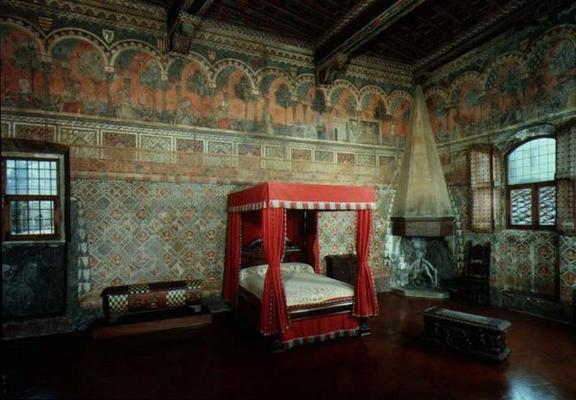 Room of the Castellana di Vergi showing the frescoed walls and frieze depicting a medieval French ro à 