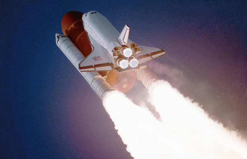 Space Shuttle Atlantis takes flight on its STS-27 mission, 9:30 a.m. EST, utilizing 375,000 pounds t à 