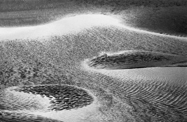 Sea and sand, Porbandar (b/w photo)  à 