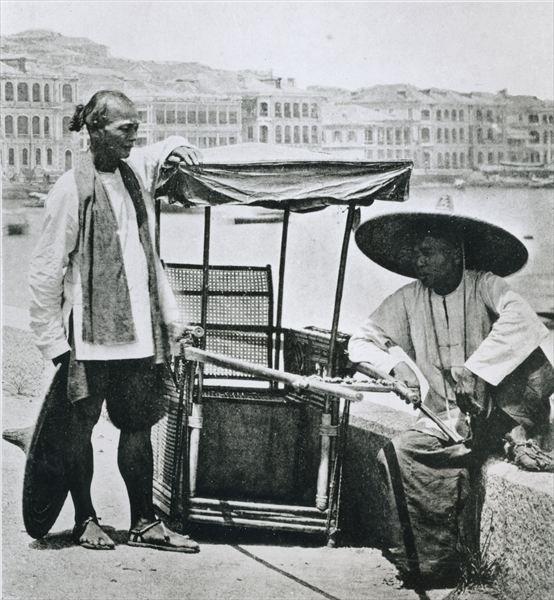 Sedan chair in Hong Kong, 1873 (b/w photo)  à 