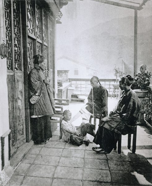 Servants smoking tobacco on their master''s veranda, from Illustrations of China by J Thompson, 1873 à 
