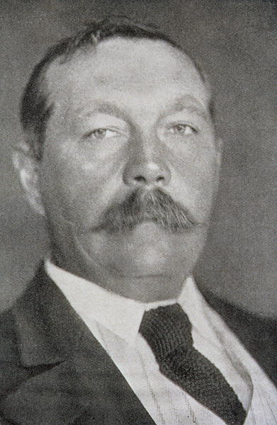 Sir Arthur Conan Doyle (1859-1930) (b/w photo)  à 