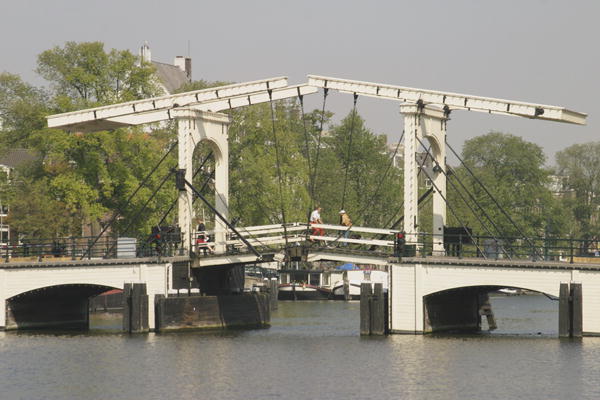 Skinny Bridge on Amstel River (photo)  à 