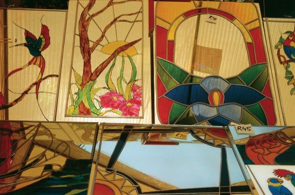 Stained glass pictures at weekly open-air market (photo)  à 