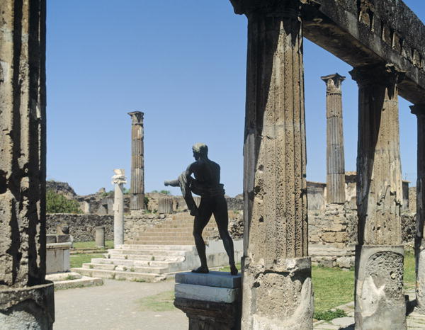 Statue and temple of Apollo (photo)  à 