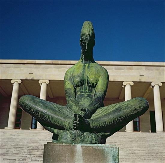 Statue in front of the Anthropological Museum, Split à 