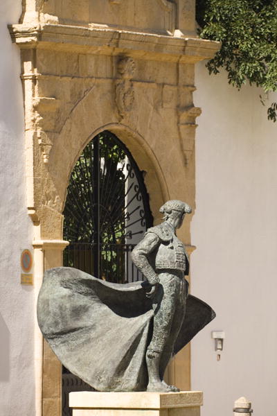 Statue of bullfighter Cayetano Ordonez outside the bullring (photo)  à 