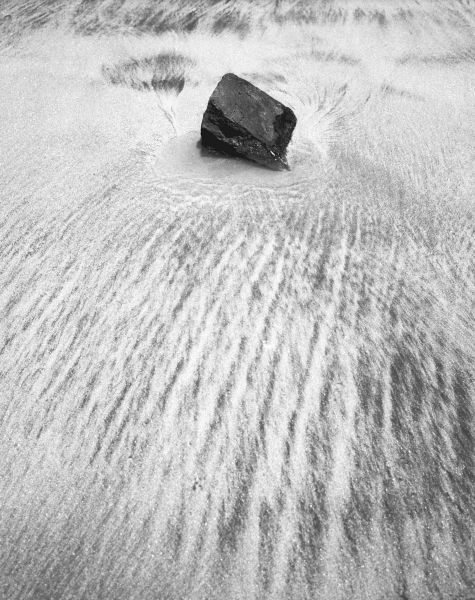 Stone on sand, Porbandar (b/w photo)  à 