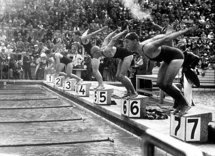 swimming competition at berlin Olympic Games: here swimmers diving in swimmming pool à 
