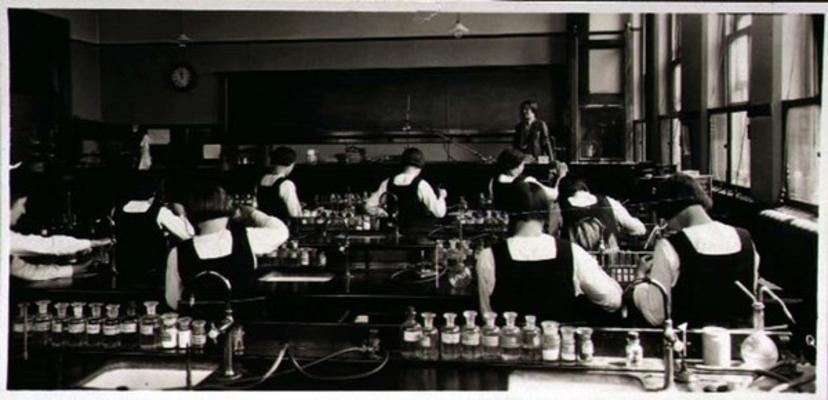 Science Lesson at the London Grammar School for Girls, 1936 (sepia photo) à 