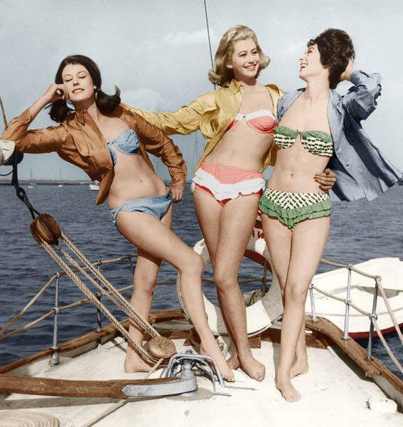 Trois jeunes femmes portant des bikinis (document couleurs) à 