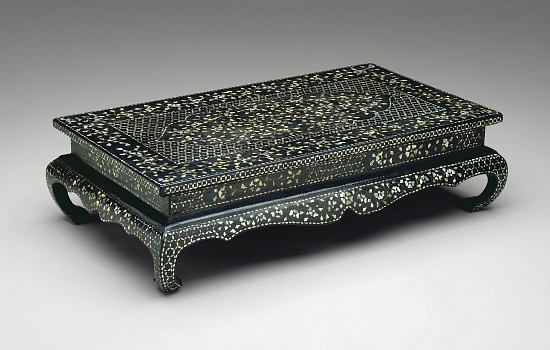 Table with Floral Scroll Design à 