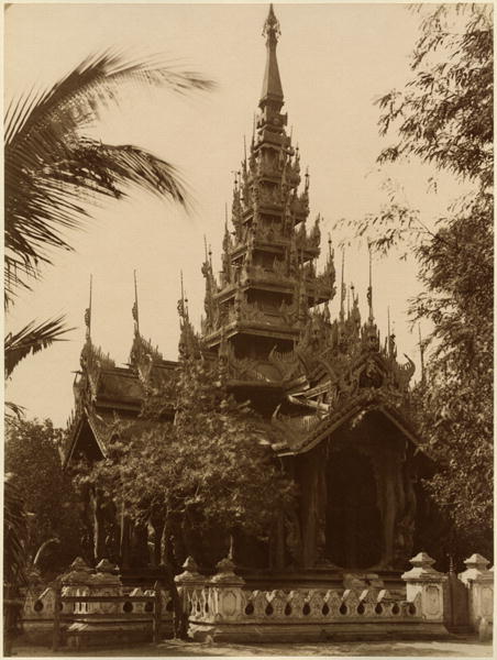 Temple in Mandalay, Burma, late 19th century (albumen print) (b/w photo)  à 