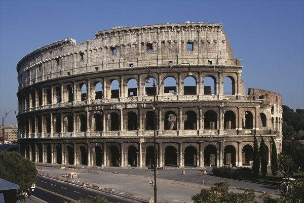The Colosseum, built 70-80 AD (photo)  à 