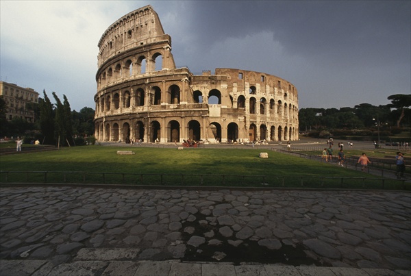 The Colosseum, built 70-80 AD (photo)  à 