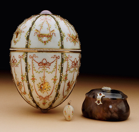 The Kelch Bonbonniere Egg Pictured With Its Surprises, Faberge, 1899-1903 à 