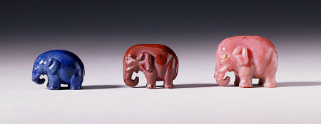 Three Miniature Elephant Figures Carved From Lapis Lazuli, Jasper And Rhodonite à 
