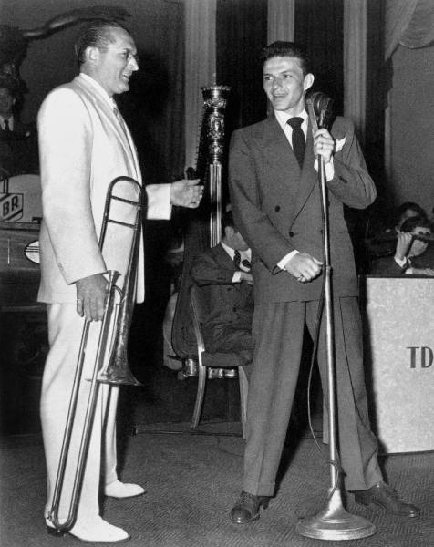 Tommy Dorsey and Frank Sinatra on stage in New York à 