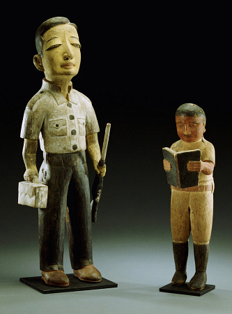 Two Makonde Figures Of European Men, One Readng A Book à 