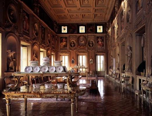 The 'Galleria', with a panelled ceiling and niches containing antique statues from the Sacchetti col à 