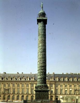 The Vendome Column, with bas-reliefs recording Napoleonic Campaigns of 1805-06, surmounted by the fi à 